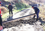 강우시 임도의 토사유실을 막기위하여 개발된 목배수로 설치