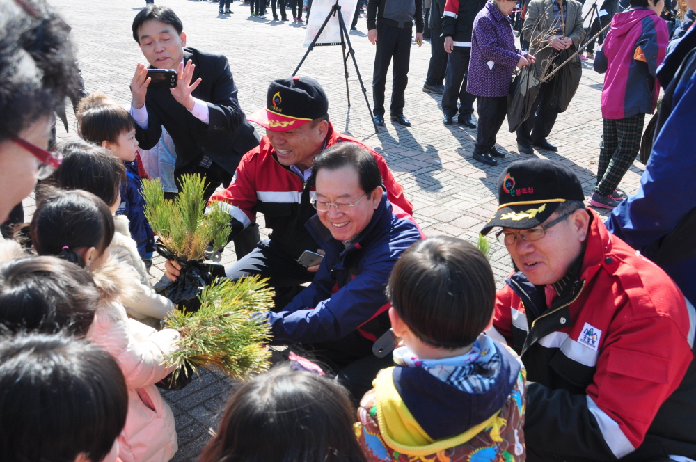 충주지역 3대 산림기관 “나무 나누어주기” 행사 개최 이미지1