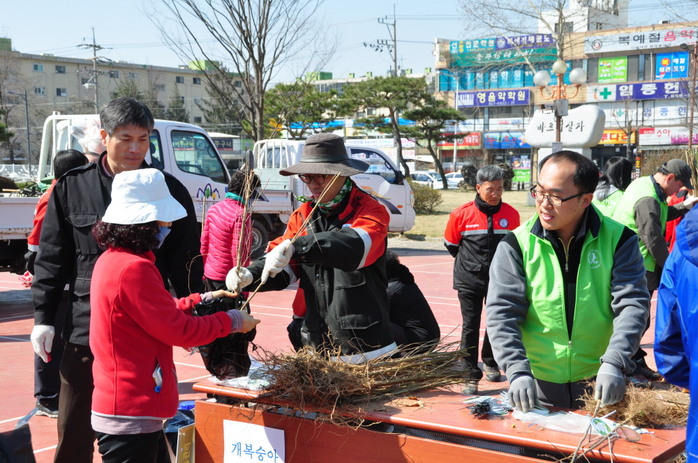 충주지역 산림기관 합동 “나무 나눠주기” 행사 개최 이미지1