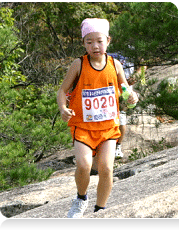 어린아이가 마라톤을 하는 모습