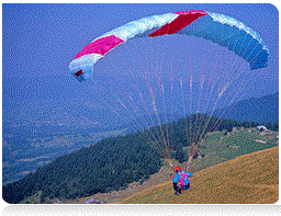 사진설명 - 패러글라이딩 하는 모습 (오른쪽 사진)